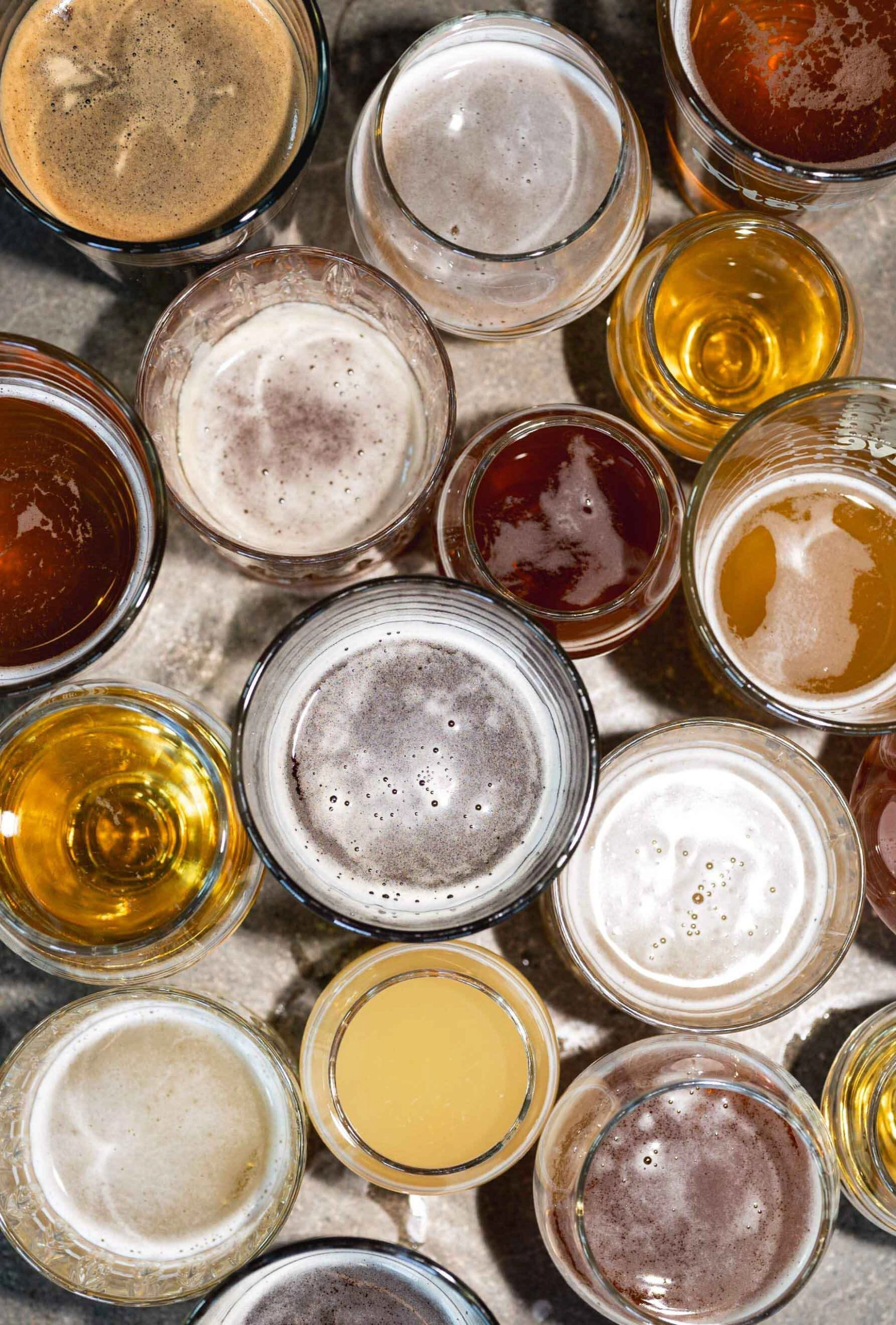 Vue en plongée de verres de bières.